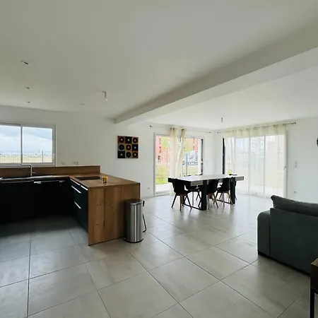 Spacious T4 With Garden In