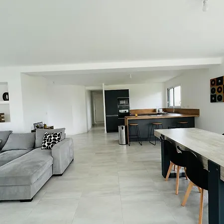 Spacious T4 With Garden In بيت للعطل