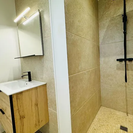 Spacious T4 With Garden In